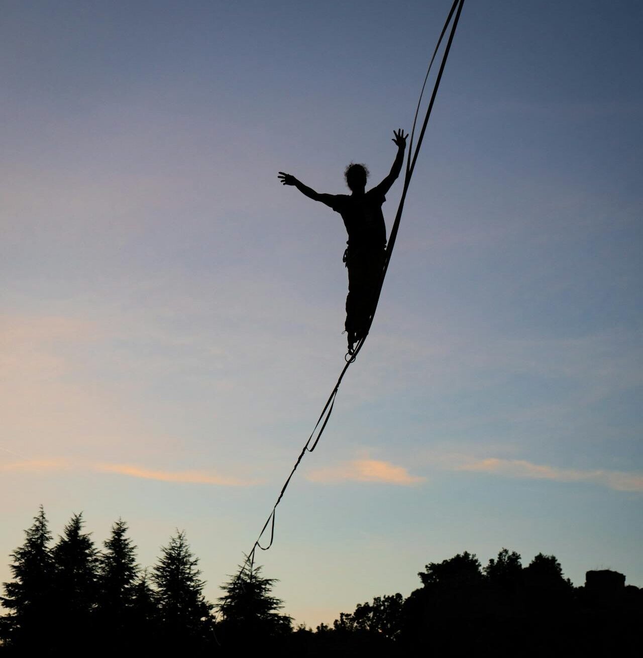 funambule au coucher du soleil
