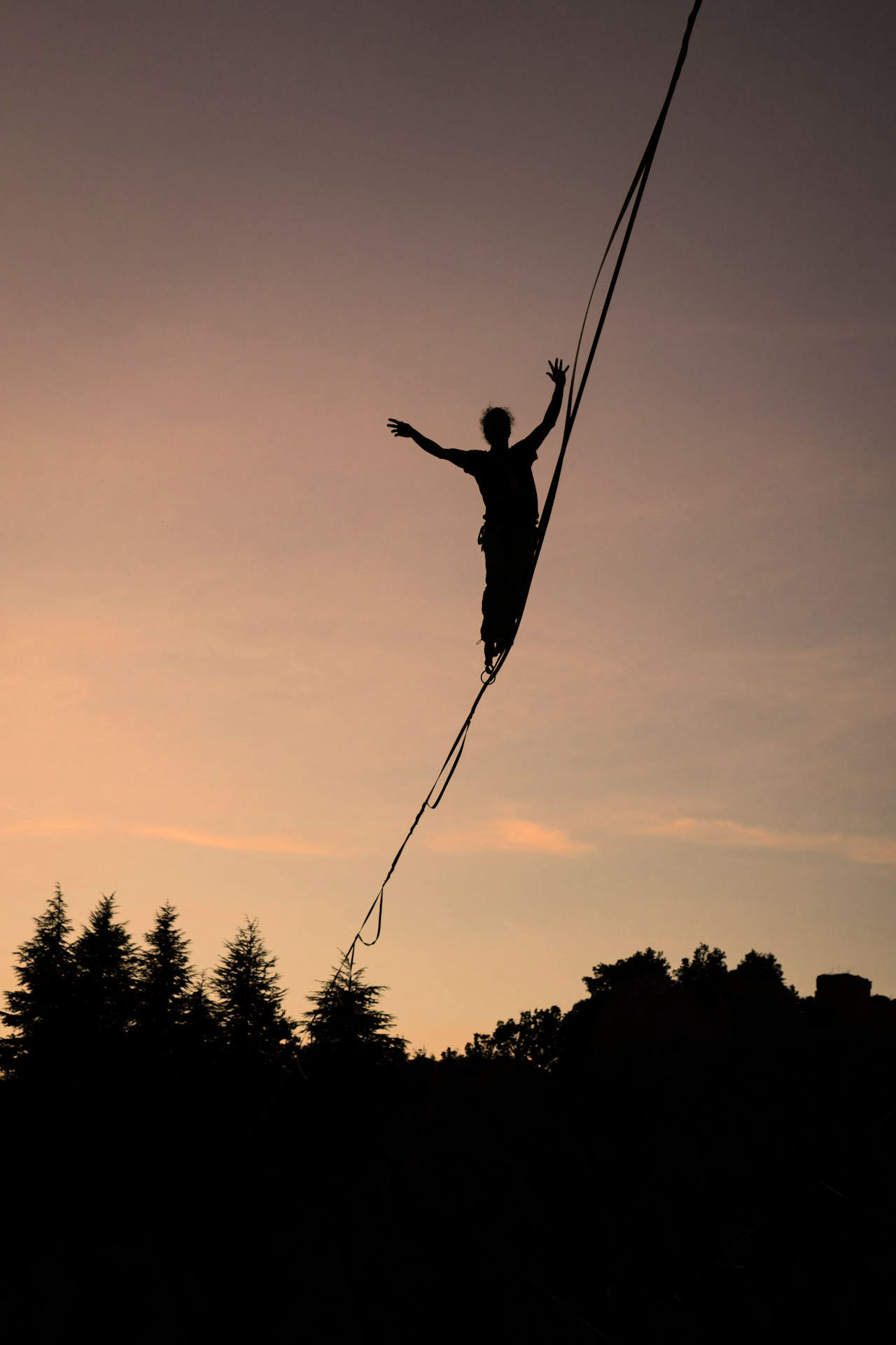 Personne en équilibre sur une slackline, symbole de cheminement, d’ancrage et de progression en équilibre